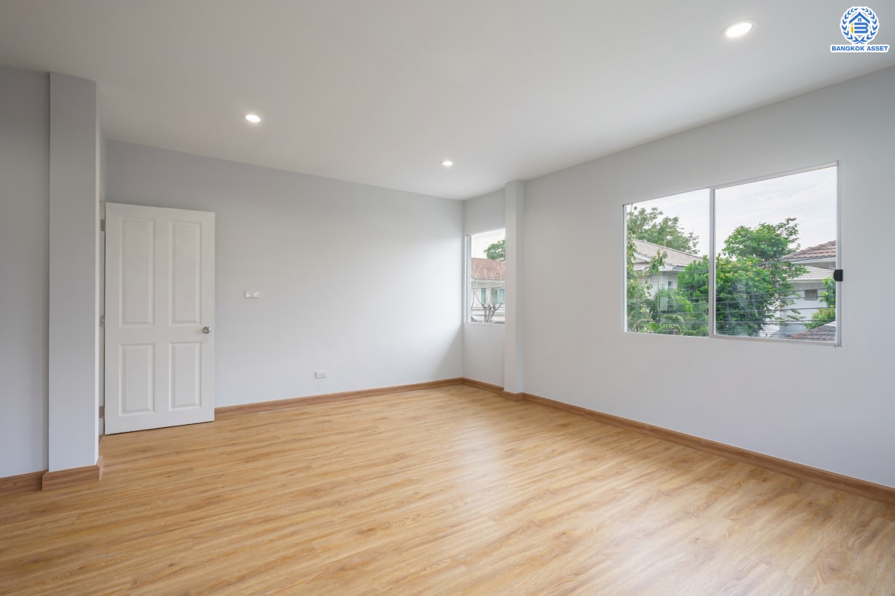 บ้านมือสองตกแต่งใหม่ แบรนด์ L&H ม.พฤกษ์ลดา ติวานนท์-ราชพฤกษ์ เนื้อที่ 52.6 ตร.ว. ฟังก์ชัน 3 ห้องนอน 2 ห้องน้ำ จอดรถได้ 2 คัน บนทำเลติดใหญ่ ถนน 345 ต่อเนื่อง ถ.ราชพฤกษ์ เชื่อมต่อหลายเส้นทาง ใกล้ทางด่วน "ศรีสมาน"